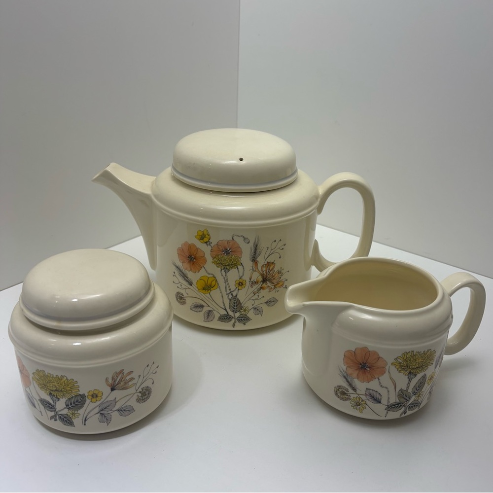 Vintage 70s J & G Meakin ceramic teapot, creamer and sugar bowl in Hedgerow